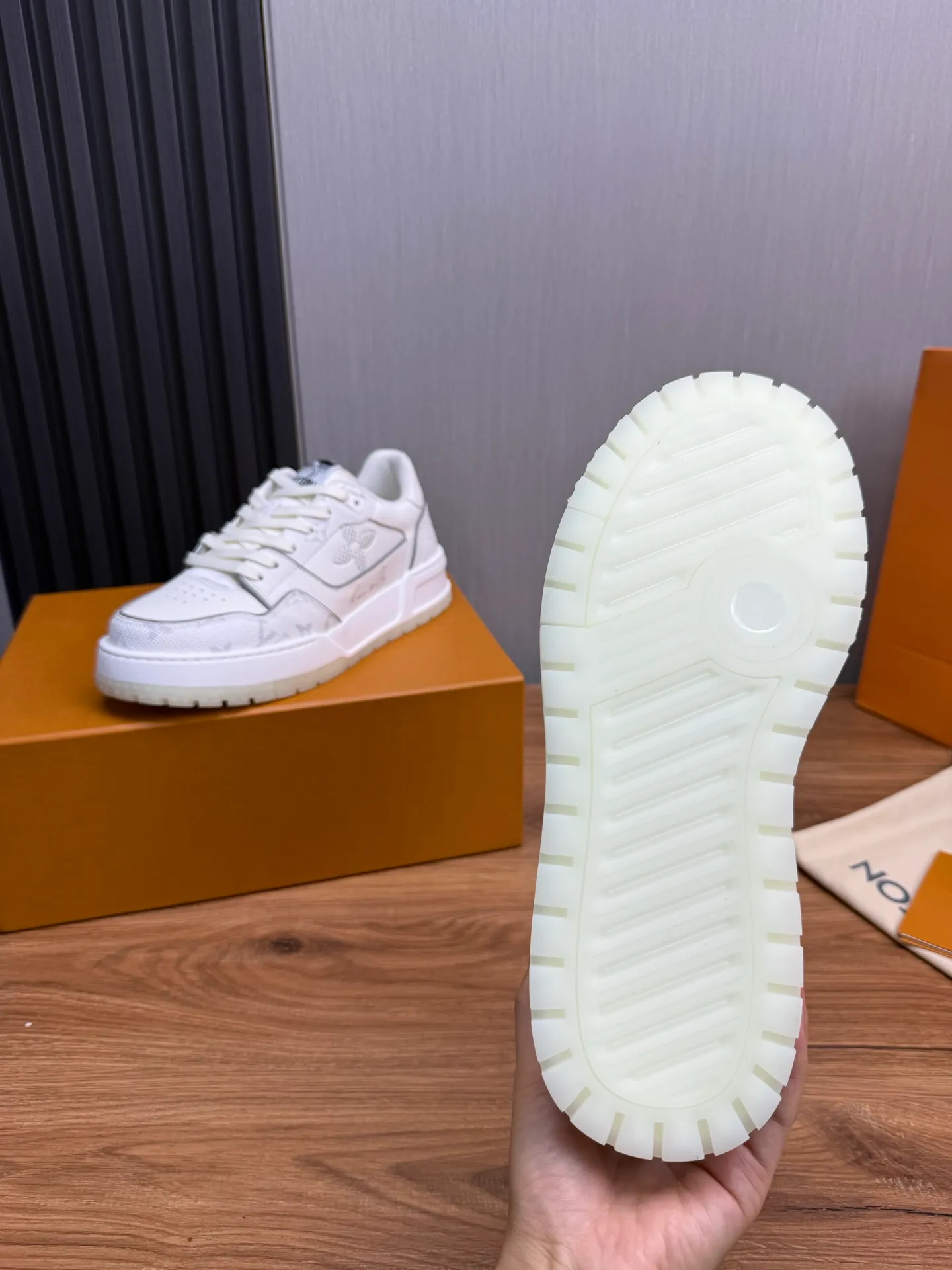 Men's shoes 💰860💰 LV. High version counters are on sale at the same time ⬆️ Men's new sneakers 🔥 The uppers are imported cowhide; "High-end, high-end, classy, ​​noble" workmanship is exquisite (original cowhide is used inside), soles: Original outsole specially provided by the original factory, taken in real life 🎬. Yardage: 38-44. (38.45 can be customized)
